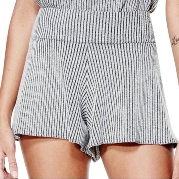 GUESS Nadia Mid-Rise Flirty Shorts Skort Grey Charcoal Ribbed Women's Medium NWT - Picture 1 of 8